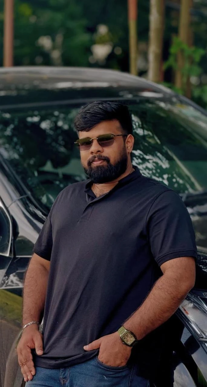 Best Freelance Digital Marketer in Dubai,A young Man standing with his hands in his pockets