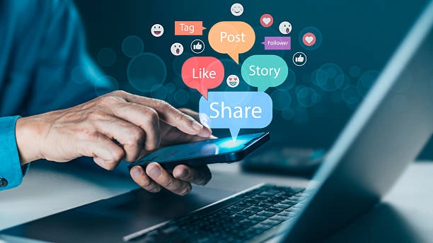 Best Freelance Digital Marketer in Dubai managing social media campaigns for business growth and brand awareness.